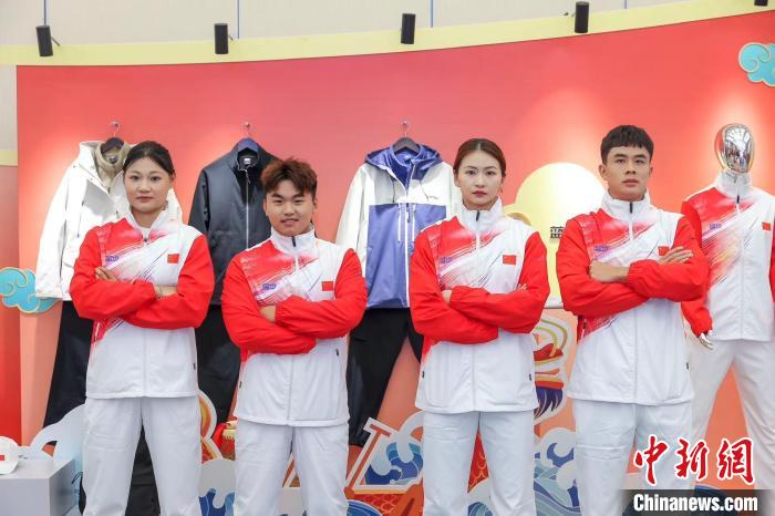 国家龙舟队全新战袍亮相北京装备交付仪式 将在