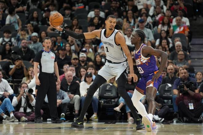 东契奇狂砍60分率湖人豪取8连胜，众星闪耀NBA赛