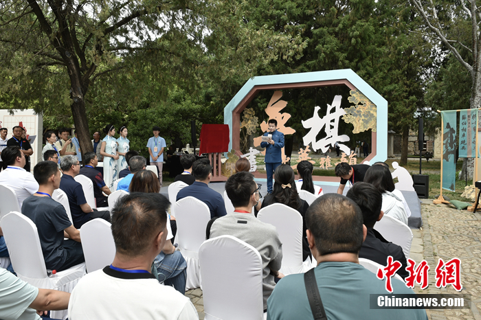 柔道冠军杨秀丽与象棋大师许银川同台挥毫 象棋