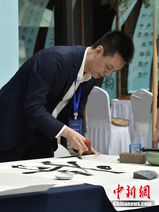 柔道冠军杨秀丽与象棋大师许银川同台挥毫 象棋