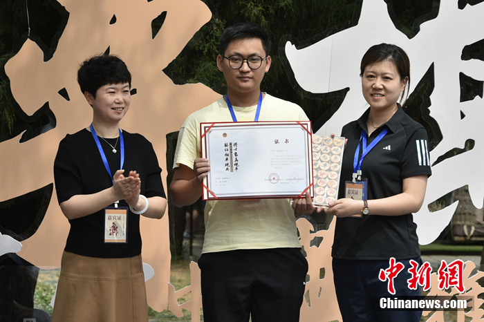 柔道冠军杨秀丽与象棋大师许银川同台挥毫 象棋