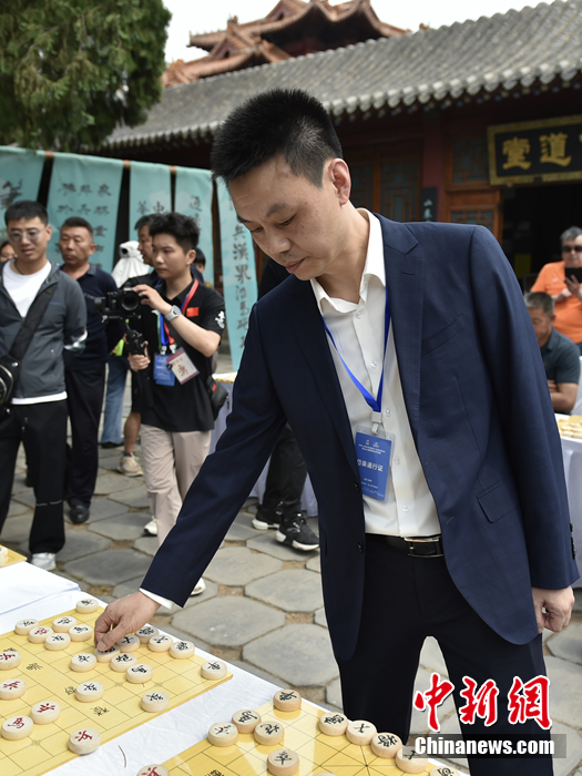 柔道冠军杨秀丽与象棋大师许银川同台挥毫 象棋