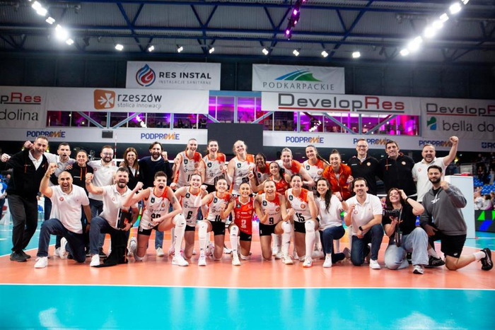 科内利亚诺主场遭泽仁体育逆转仍晋级欧冠四强