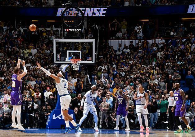 肯纳德压哨三分绝杀魔术 湖人九连胜詹姆斯里程