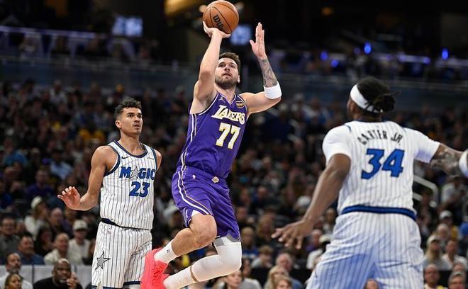 肯纳德压哨三分绝杀魔术 湖人九连胜詹姆斯里程