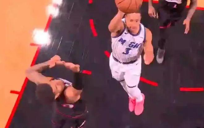 76人逆转魔术锁定季后赛席位 埃奇库姆末节爆发